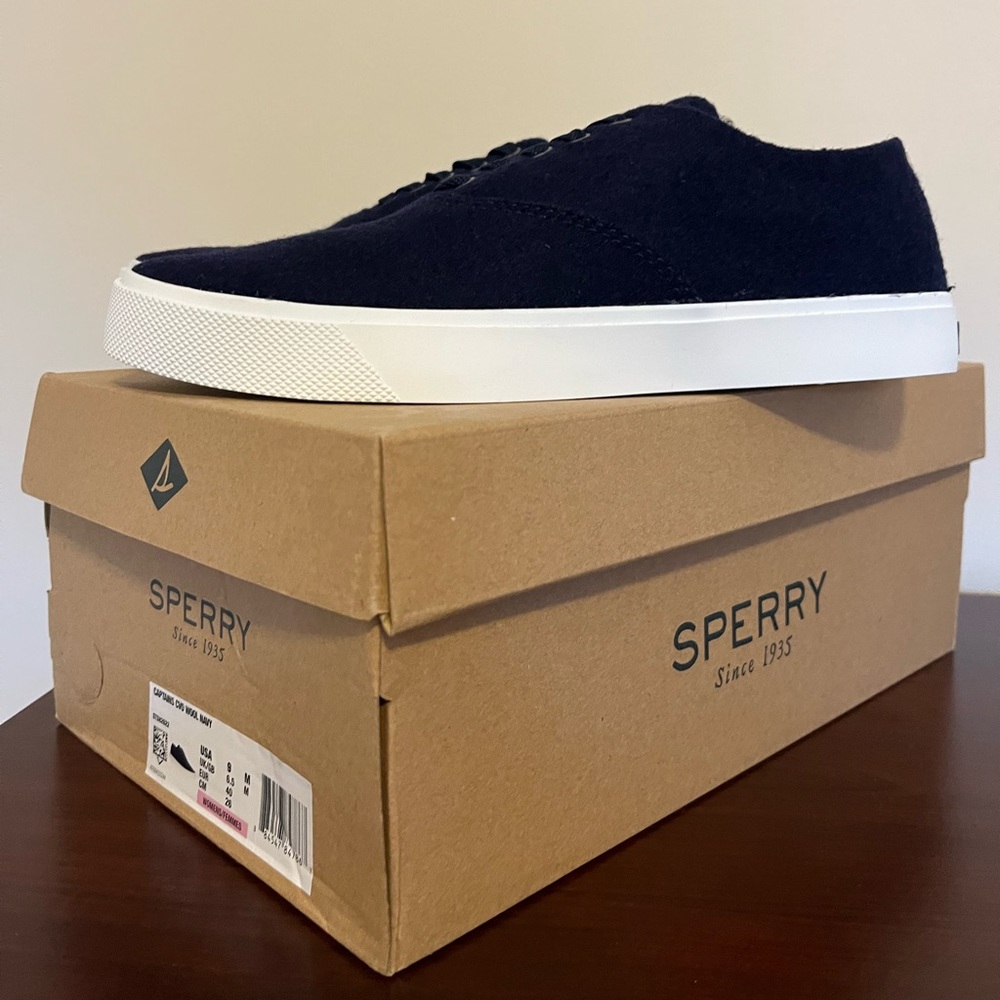 New - Women’s Sperry size 9 navy wool captain’s sneaker
